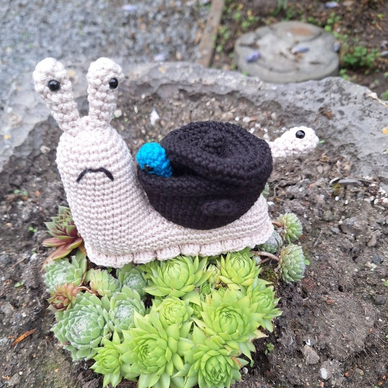 Escargot au crochet posé sur des joubarbes