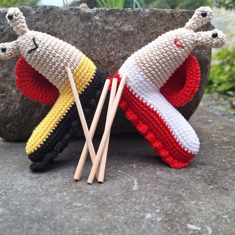 Deux escargots au crochet aux couleurs de la Wallonie